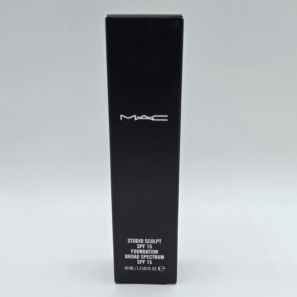 MAC Studio Sculpt Broad Spectrum SPF 15 Foundation NW40 - Picture 6 of 13